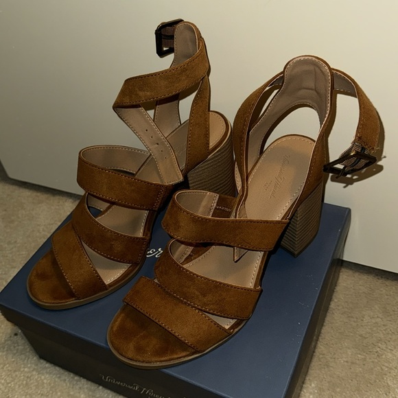 Target Universal Thread Shoes - Picture 2 of 9